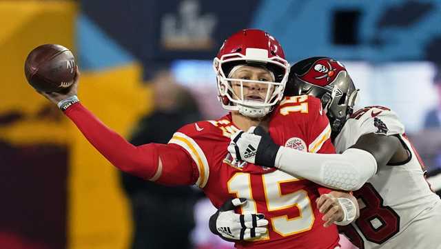 Chiefs raise Super Bowl LIV flag at Arrowhead Stadium