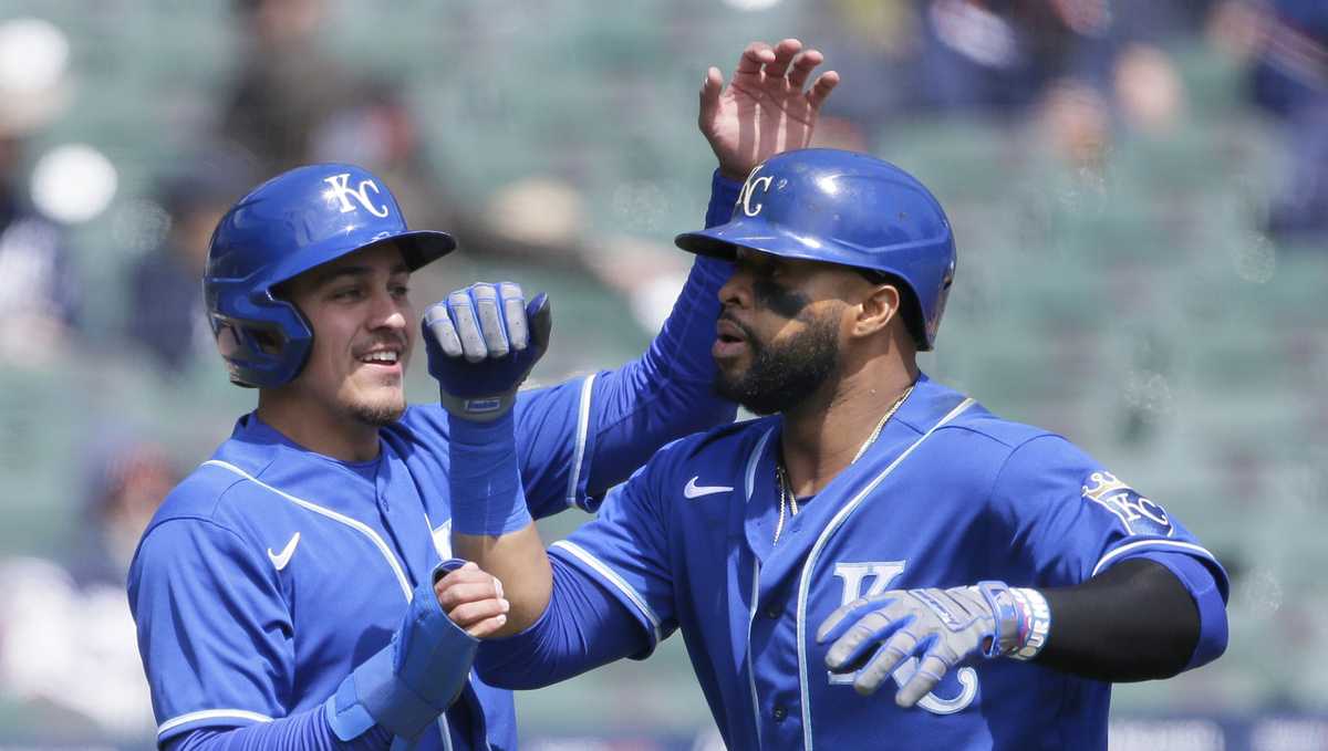 Royals beat White Sox 3-2 on Taylor's 2-out single in 10th