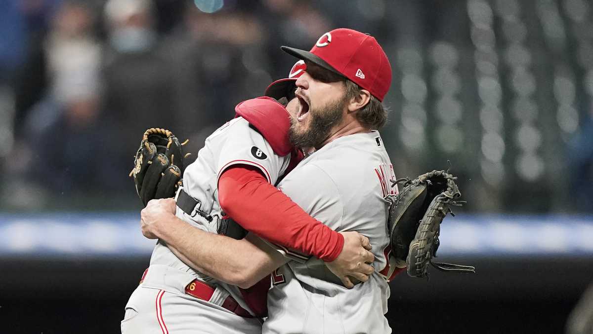 Madison Bumgarner loses perfect game, no-hitter in eighth 