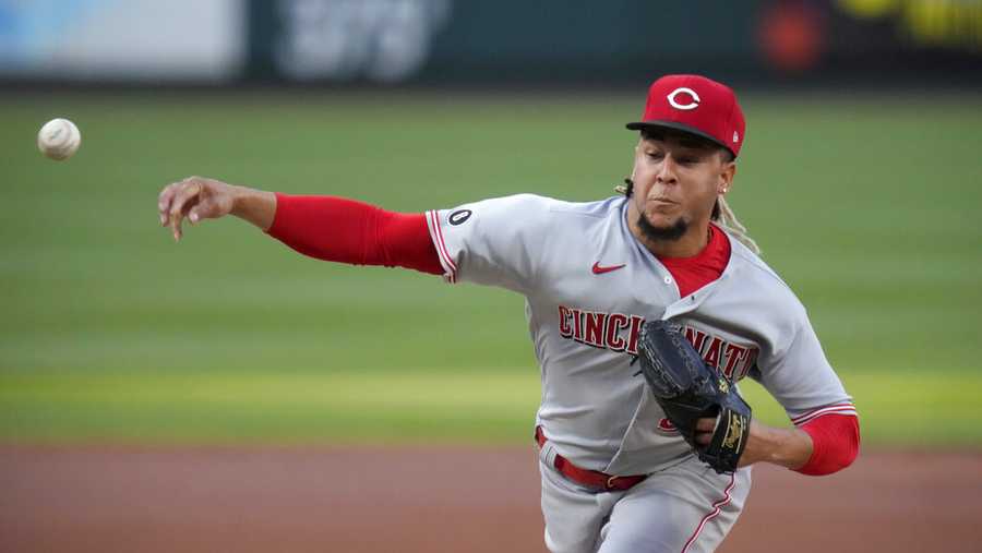Cincinnati Reds starting pitcher Luis Castillo throws during the first inning of a baseball game against the St. Louis Cardinals Friday, June 4, 2021, in St. Louis. (AP Photo/Jeff Roberson)