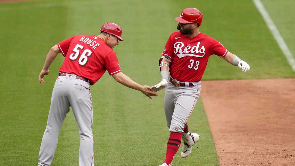 Yadier Molina hits two-run homer, Cards win over Reds