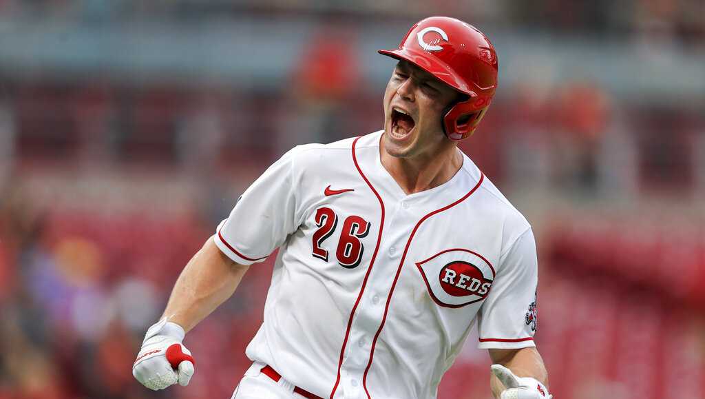 Reds hit 5 homers, extend Rockies' road woes with 11-5 win