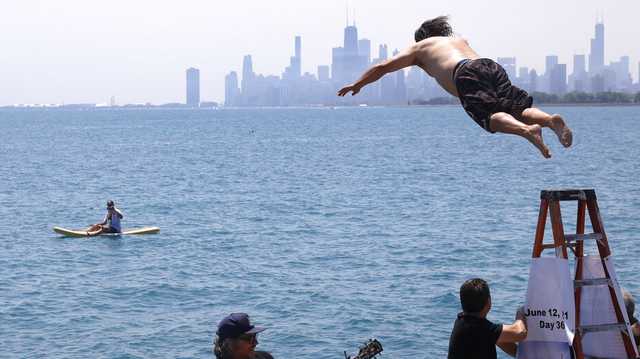 Bus driver jumps into Lake Michigan every day for a year - Vimarsana News