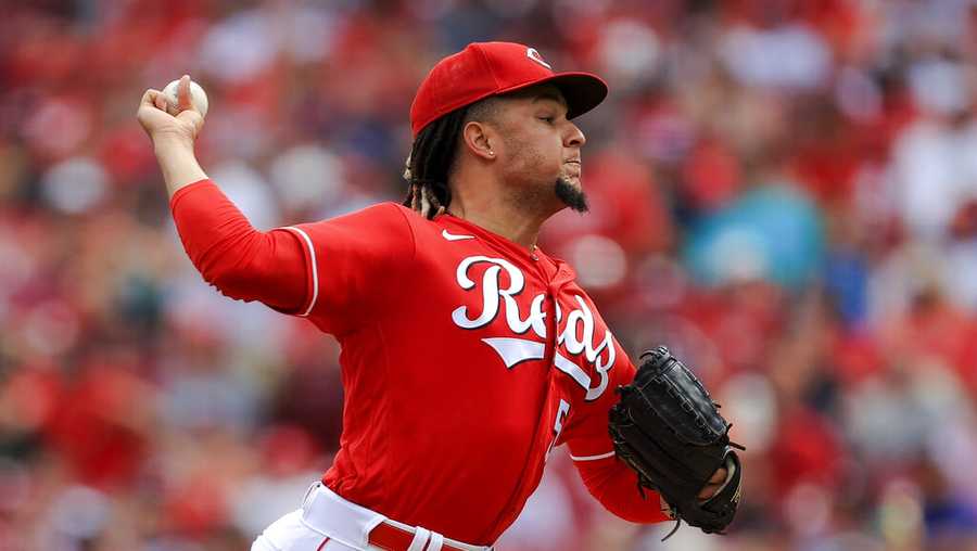 Luis Castillo strong again as Reds beat Braves 4-1