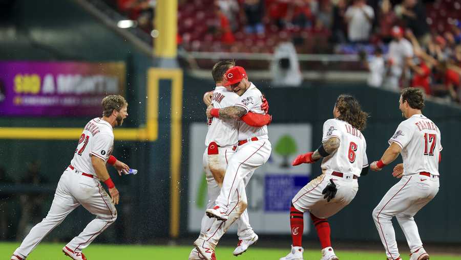 Farmer, Stephenson rally Reds past Padres 5-4 in 9th