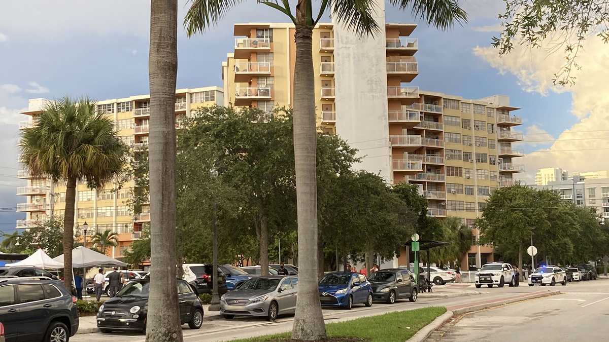 Florida condo building 5 miles from deadly collapse site deemed unsafe ...