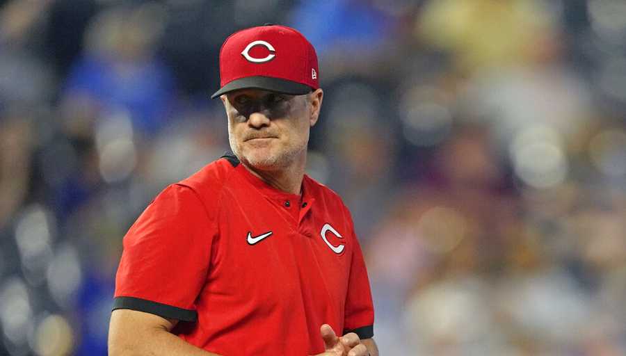 Reds manager Bell agrees to 2-year extension