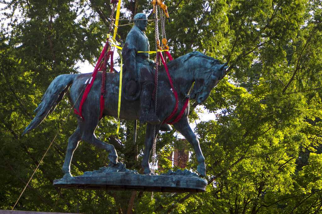 Confederate monument removed in ﻿Charlottesville