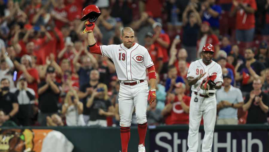 Cincinnati Reds' Joey Votto (19) acknowledges the crowd after hitting a single during the seventh inning of a baseball game against the Chicago Cubs in Cincinnati, Monday, Aug. 16, 2021. The hit was the 2,000th of his career. (AP Photo/Aaron Doster)