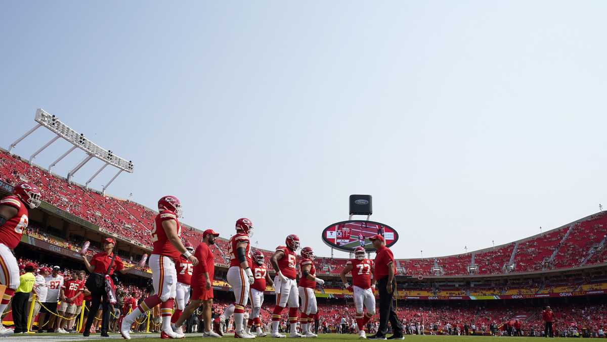 Cleveland Browns' Jadeveon Clowney returns to practice for Chiefs