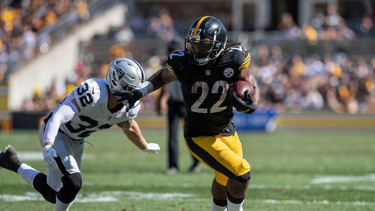 Najee Harris of the Pittsburgh Steelers catches and runs the ball