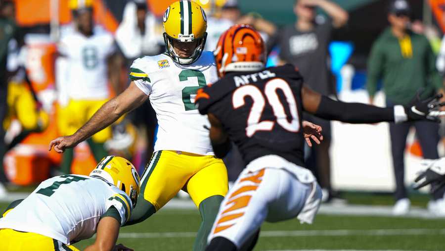 Green Bay Packers kicker Mason Crosby (2) misses a field goal from the hold of Corey Bojorquez in the second half of an NFL football game against the Cincinnati Bengals in Cincinnati, Sunday, Oct. 10, 2021. (AP Photo/AJ Mast)