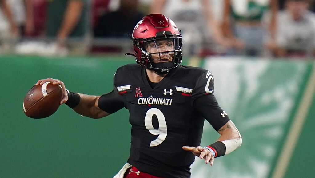 Desmond Ridder: Cincinnati Bearcats QB throws up on field vs. SMU