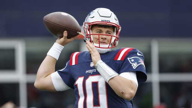 Jones tosses 3 TDs, Mayfield hurt as Pats beat Browns 45-7