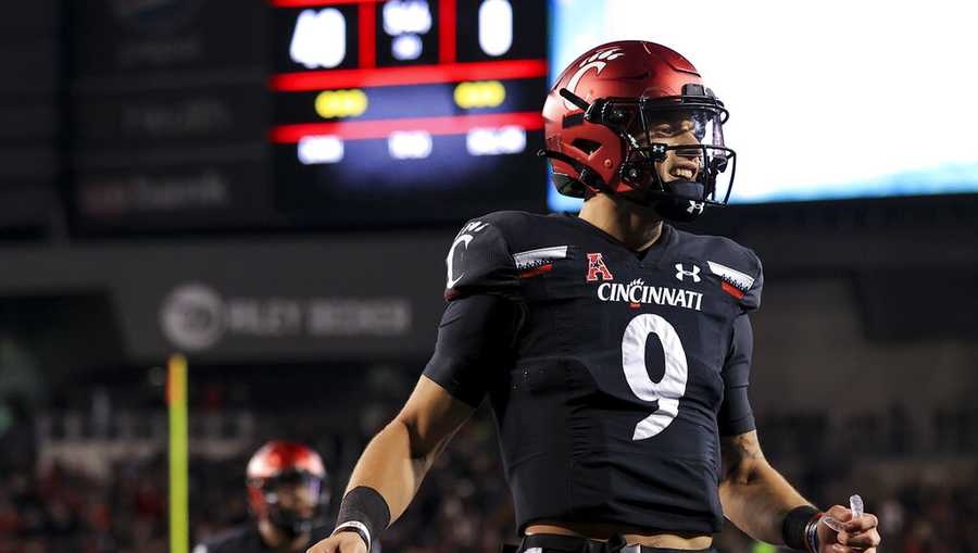 Quarterback Desmond Ridder of the Cincinnati Bearcats throws a