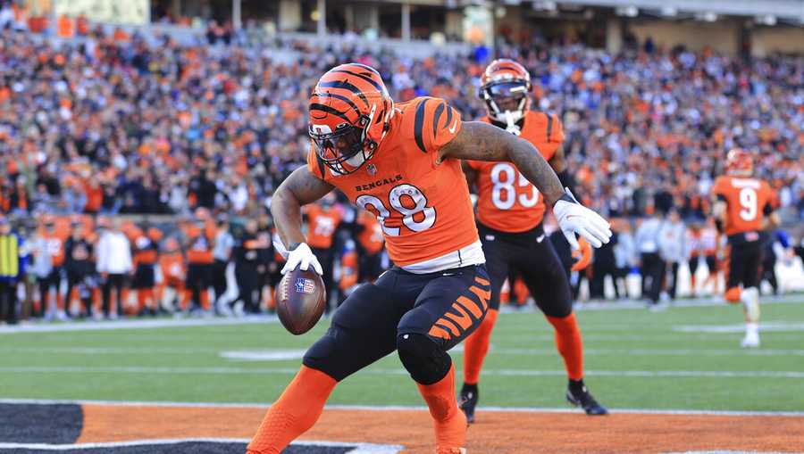 Cincinnati Bengals running back Joe Mixon fights off this tackle