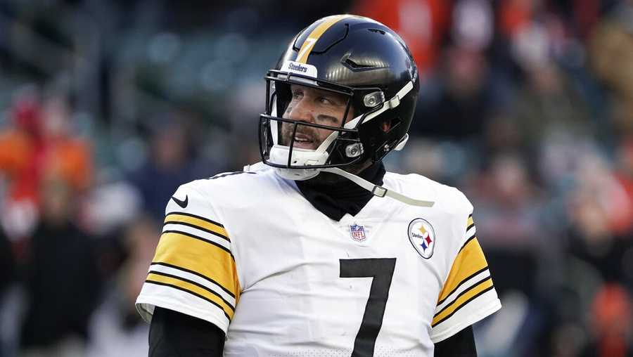 Pittsburgh Steelers quarterback Ben Roethlisberger (7) looks up towards the scoreboard as he leaves the field after losing to the Cincinnati Bengals in an NFL football game, Sunday, Nov. 28, 2021, in Cincinnati. The Bengals won 41-10. (AP Photo/Jeff Dean)