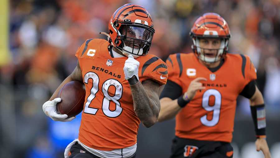 Cincinnati Bengals running back Joe Mixon (28) runs with the ball during an NFL football game against the Pittsburgh Steelers, Sunday, Nov. 28, 2021, in Cincinnati. The Bengals won 41-10. (AP Photo/Aaron Doster)