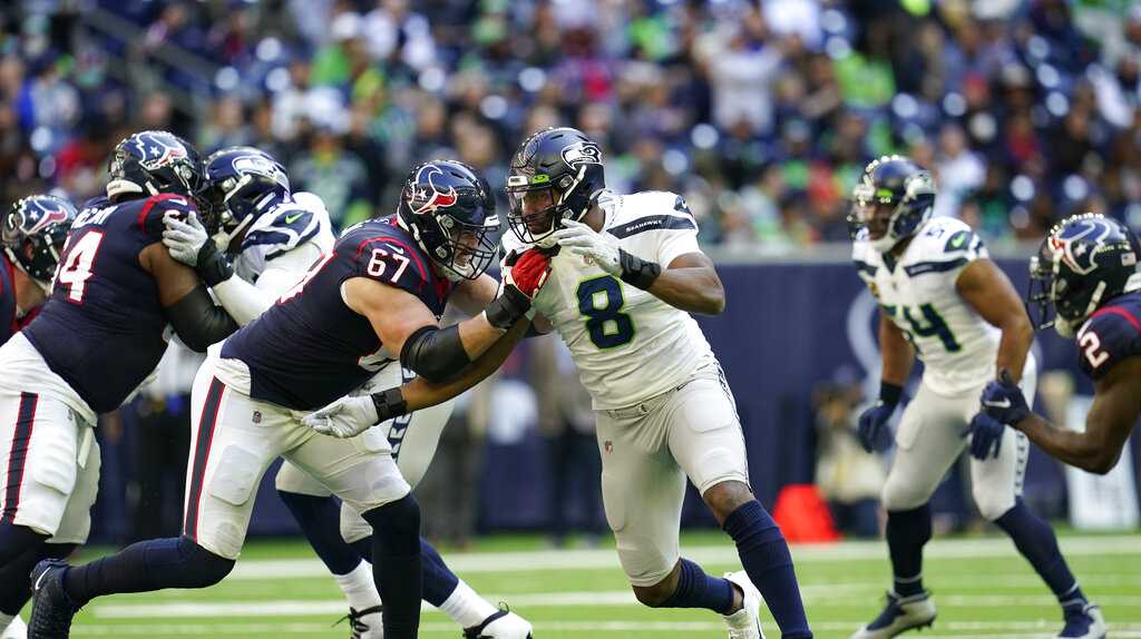 Kansas City Chiefs defensive end Carlos Dunlap (8) rushes on