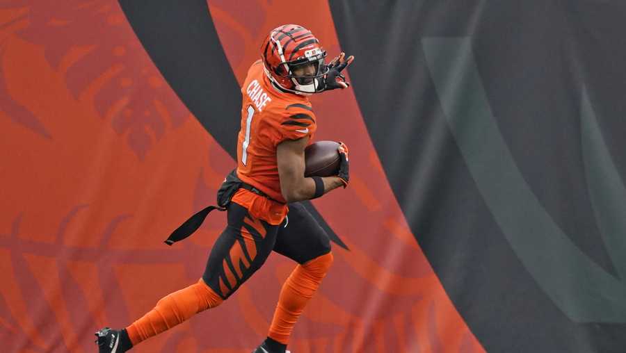 Cincinnati Bengals wide receiver Ja&apos;Marr Chase celebrates after scoring a touchdown during the second half of an NFL football game against the Kansas City Chiefs, Sunday, Jan. 2, 2022, in Cincinnati. (AP Photo/Jeff Dean)