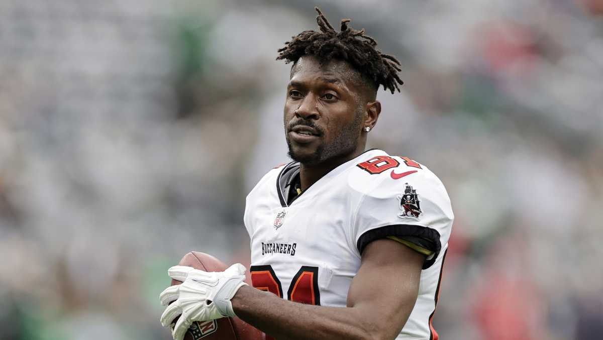 Tampa Bay WR Antonio Brown ripped off his jersey, equipment before ...