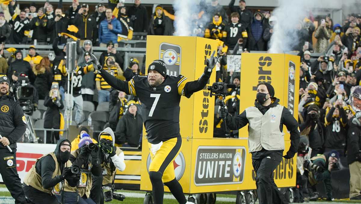 Ben Roethlisberger gets a home salute after helping the Steelers