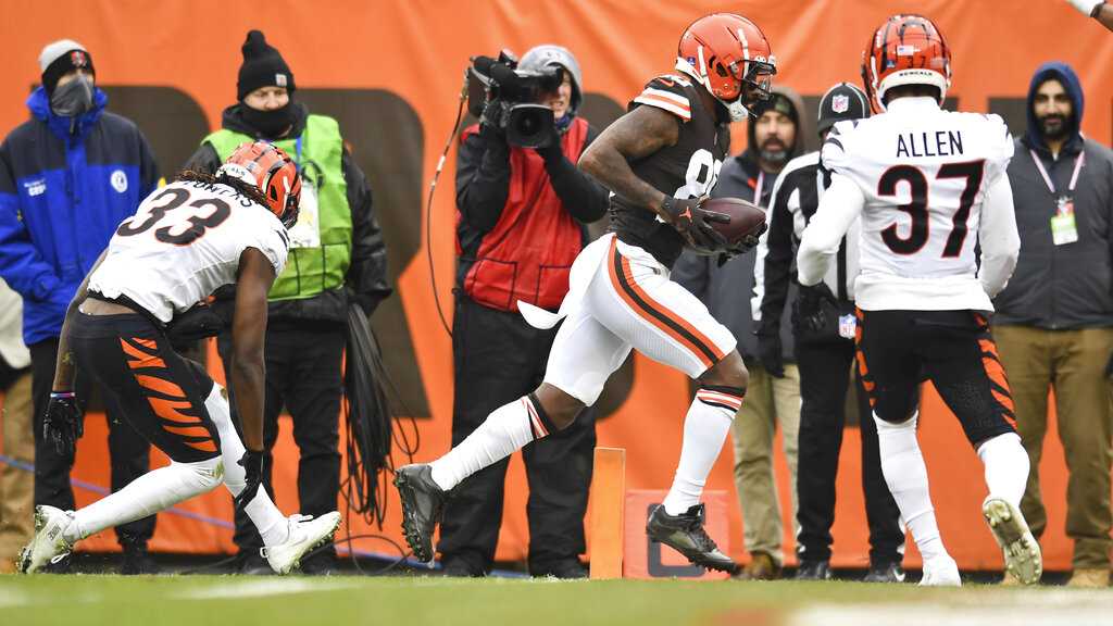 Potential Bengals draft target Dawand Jones goes viral for dunk