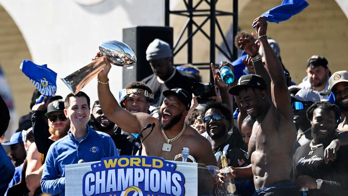 Rams Fans Cheer Super Bowl Champs At LA Victory Parade rams-fans-cheer-super-bowl-champs-at-la-victory-parade