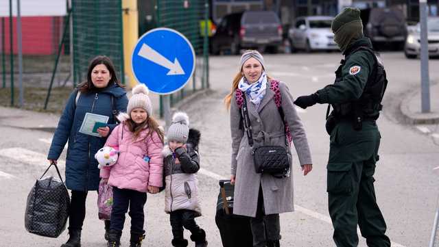 With men fighting in Ukraine, women and children flee alone - Vimarsana News