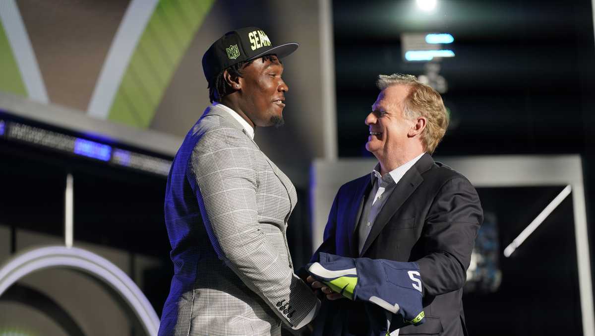 Oregon defensive end Kayvon Thibodeaux holds up a jersey for the New York  Giants with the 5th pick in the NFL football draft on Thursday, April, 28  2022 in Las Vegas. (AP