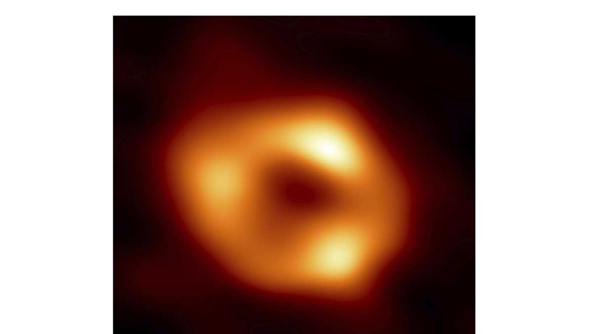 Astronomové, včetně výzkumníků z Harvardské univerzity, zachytili první snímek supermasivní černé díry Mléčné dráhy.