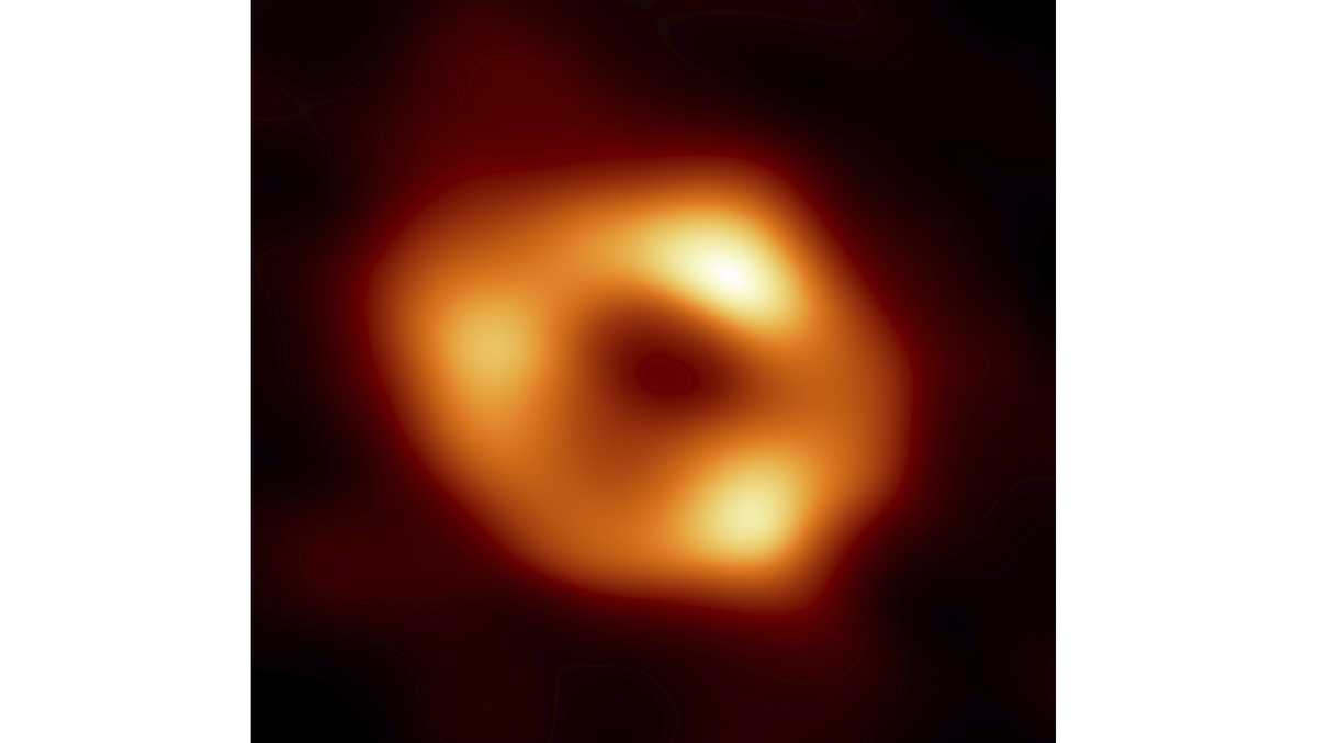 Astronomové, včetně výzkumníků z Harvardské univerzity, zachytili první snímek supermasivní černé díry Mléčné dráhy.