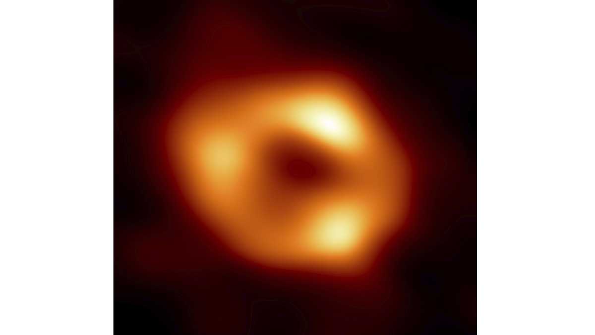 Astronomii, inclusiv cercetătorii de la Universitatea Harvard, au surprins prima imagine a găurii negre supermasive a Căii Lactee.