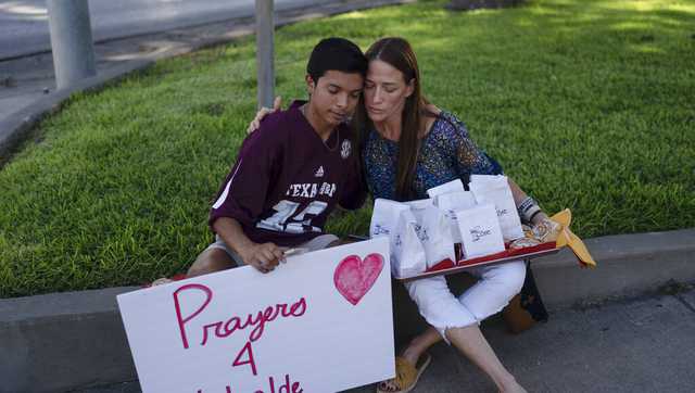 Watch Live: Vigil held for victims of elementary school shooting in Uvalde, Texas - Vimarsana News