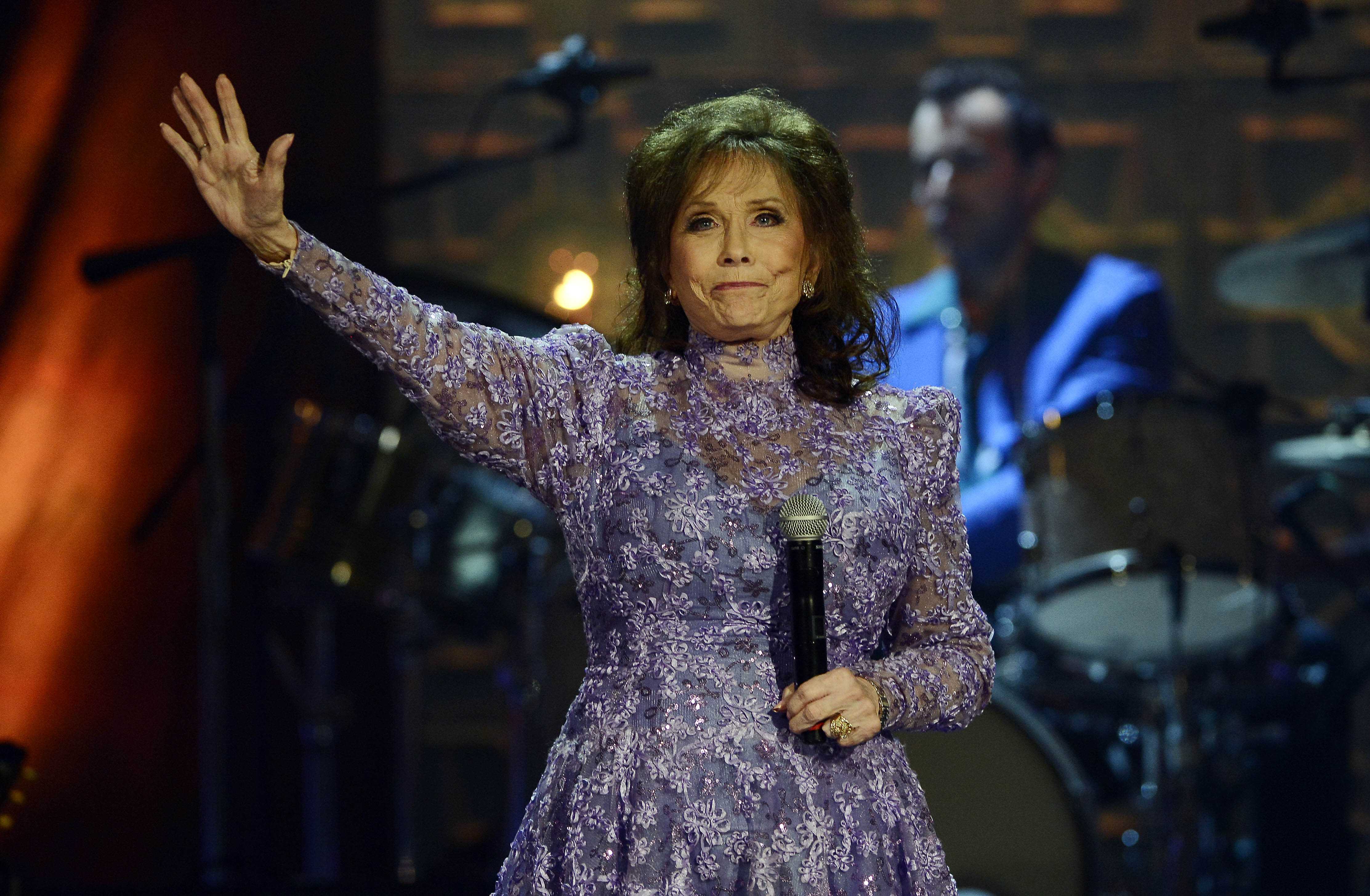 Loretta Lynn Remembered Musicians And Fans React To Her Death   Ap22151664914935 