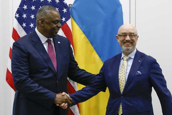 U.S.&#x20;Defense&#x20;Secretary&#x20;Lloyd&#x20;Austin,&#x20;left,&#x20;shakes&#x20;hands&#x20;with&#x20;Ukraine&#x27;s&#x20;Defense&#x20;Minister&#x20;Oleksii&#x20;Reznikov&#x20;ahead&#x20;of&#x20;a&#x20;NATO&#x20;defense&#x20;ministers&#x27;&#x20;meeting&#x20;at&#x20;NATO&#x20;headquarters&#x20;in&#x20;Brussels,&#x20;Wednesday,&#x20;June&#x20;15,&#x20;2022.