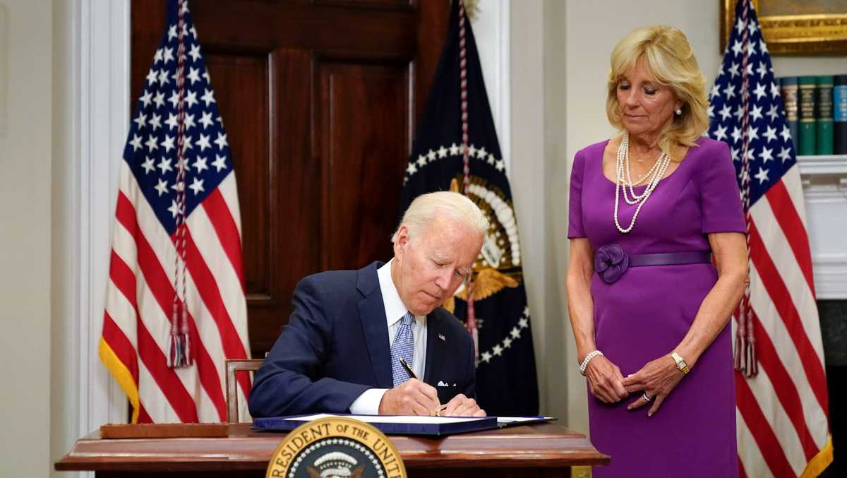 Biden unterzeichnet erstes großes Waffensicherheitsgesetz des Bundes