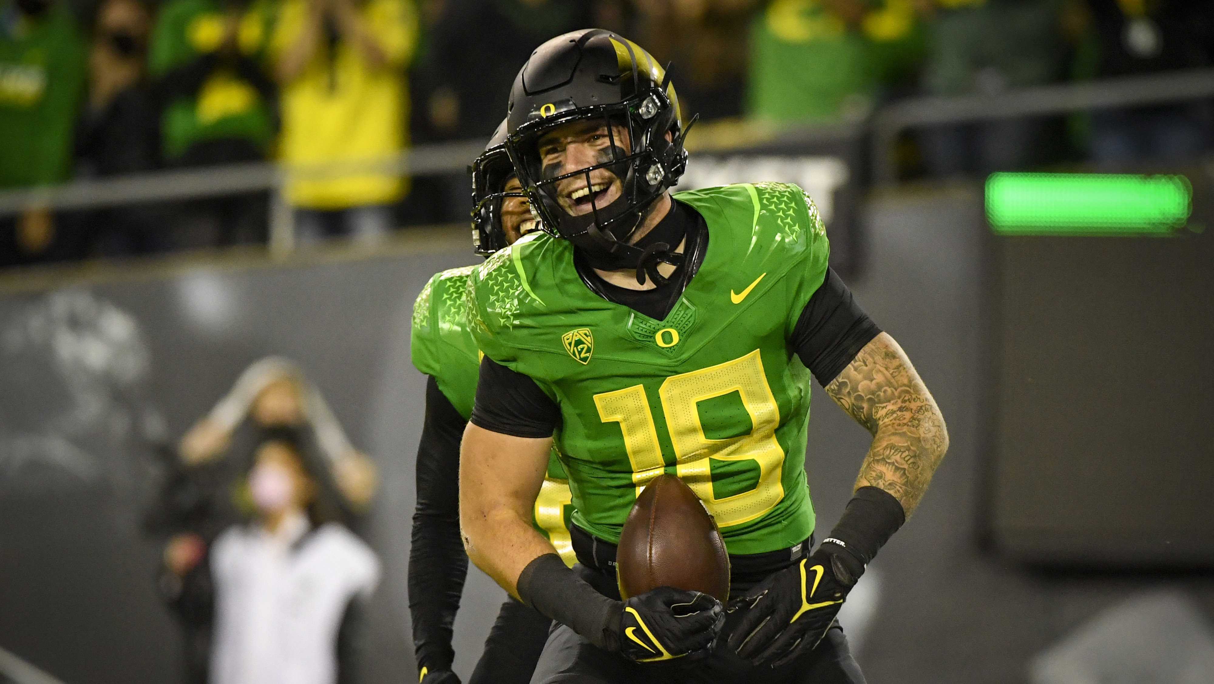 Oregon tight end, social media star, dies of head injury - Vimarsana News