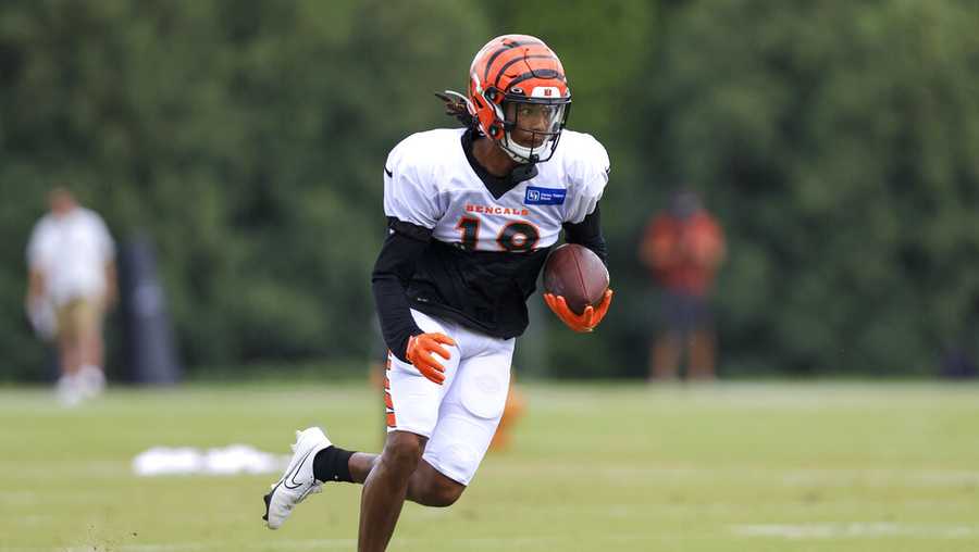 Cincinnati Bengals&apos; Kwamie Lassiter II carries the ball as he participates in a drill during a practice at the NFL football team&apos;s training facility in Cincinnati, Thursday, Aug. 4, 2022. (AP Photo/Aaron Doster)