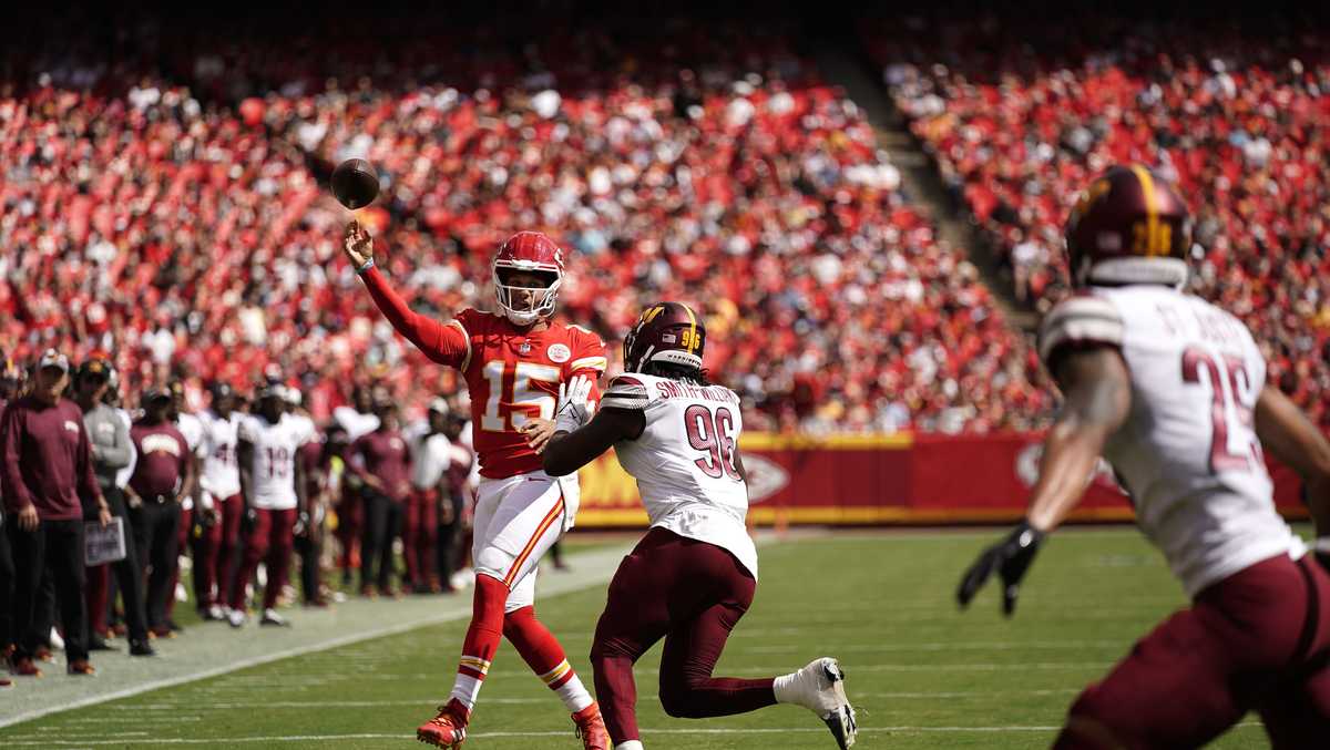 Mahomes throws 2 TD passes as Chiefs beat Commanders 24-14