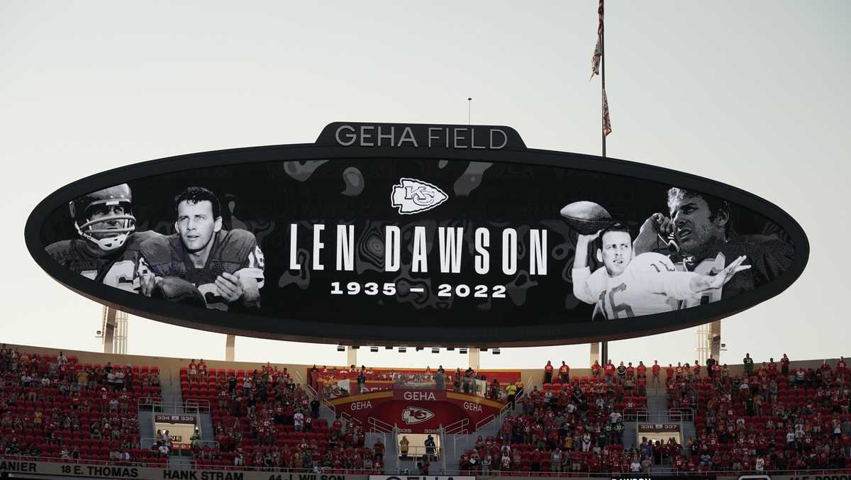 NFL on X: The NFL family mourns the loss of Hall of Fame QB and Chiefs  legend, Len Dawson. We extend our deepest condolences to his family and  loved ones.  /