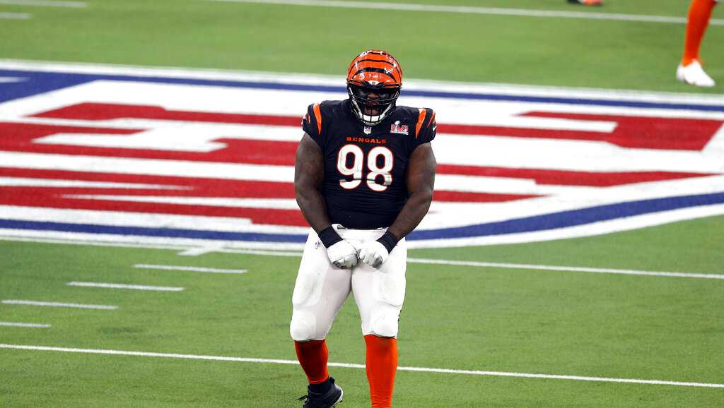 Cincinnati Bengals defensive tackle DJ Reader (98) leaves the field after  an NFL football game against the Baltimore Ravens, Sunday, Jan. 8, 2023, in  Cincinnati. (AP Photo/Jeff Dean Stock Photo - Alamy