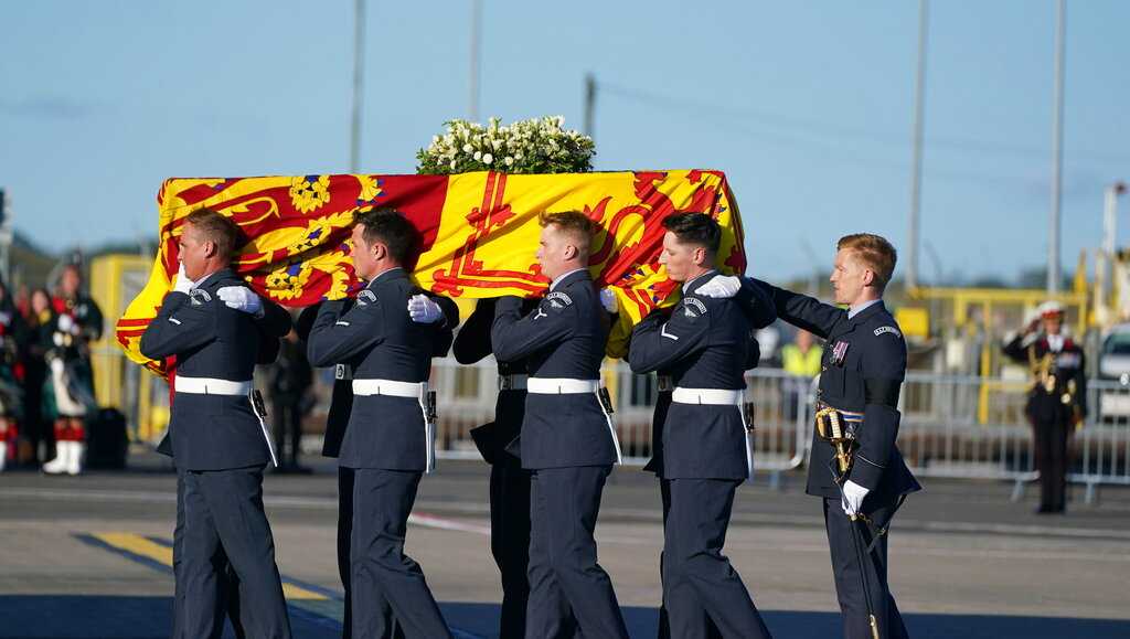 Casket of Queen Elizabeth II arrives at Buckingham Palace - Vimarsana News