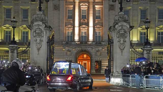 Casket of Queen Elizabeth II arrives at Buckingham Palace - Vimarsana News