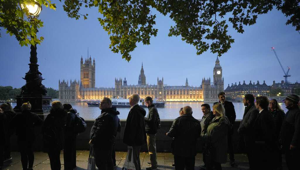 London mourners brave 9-hour wait to say goodbye to Queen Elizabeth II - Vimarsana News