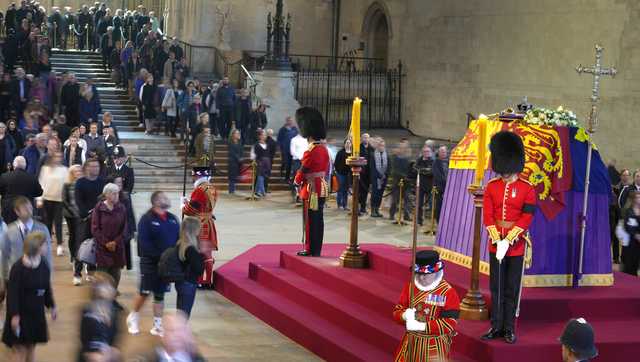 Line for queen's coffin 'paused' as wait hits 14 hours - Vimarsana News