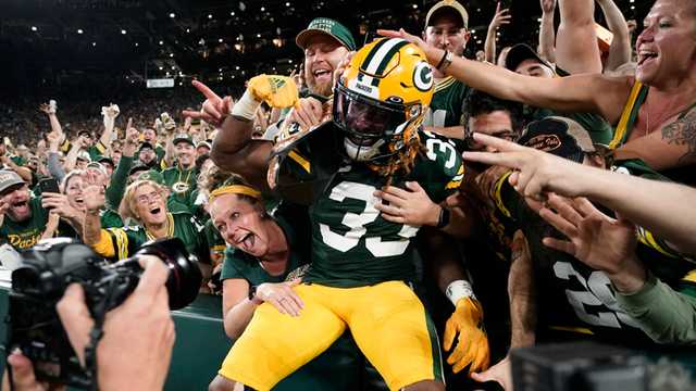 Rodgers, Packers lean on Jones, beat Bears 27-10