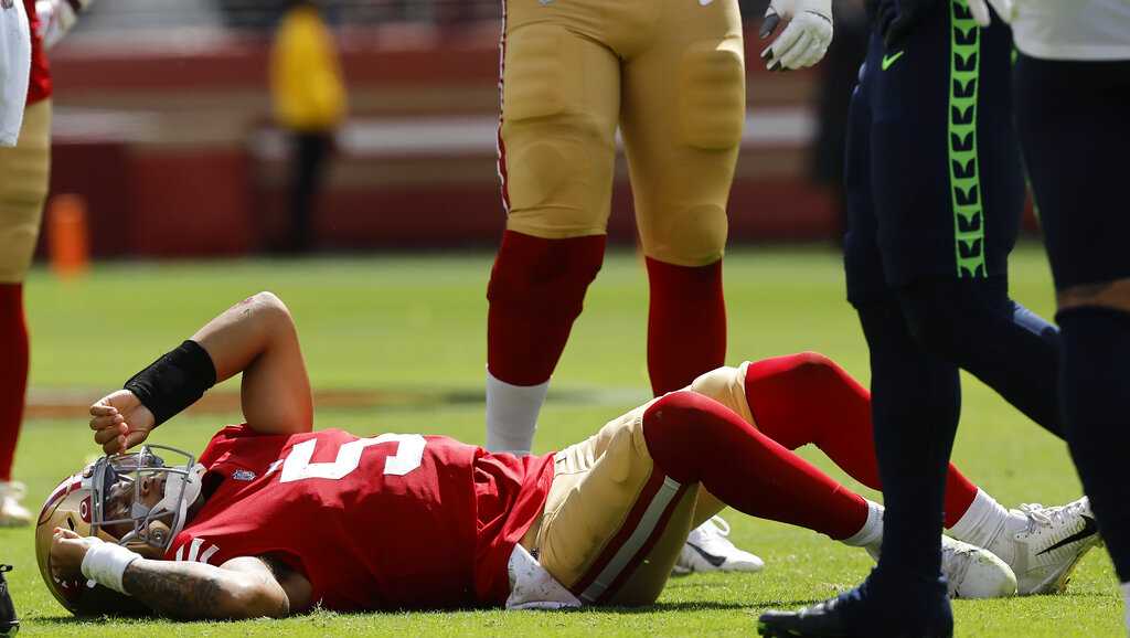 49ers' Jimmy Garoppolo out for season with broken left foot