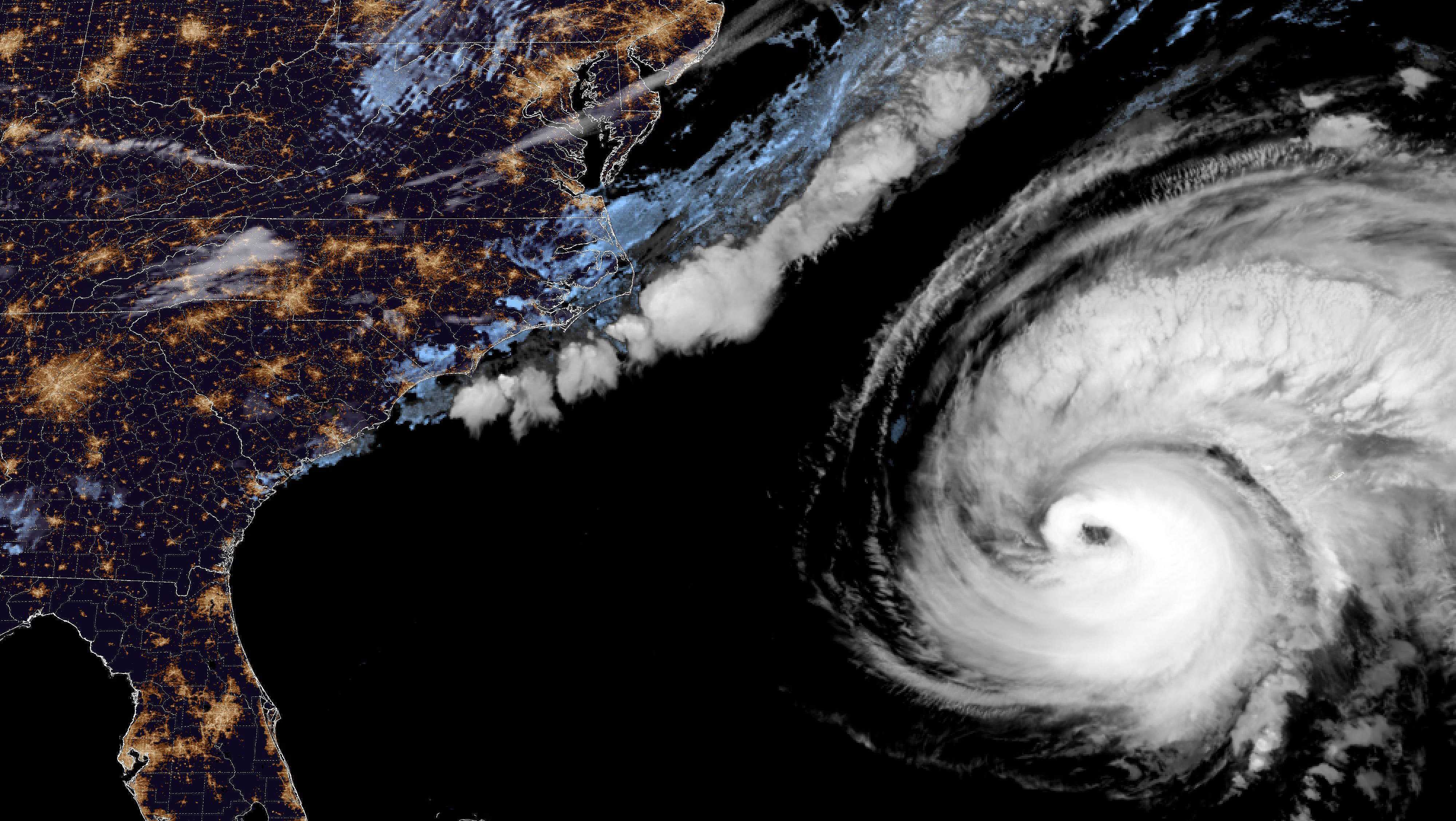 Powerful Hurricane Fiona roars by Bermuda, heads toward Canada - Vimarsana News