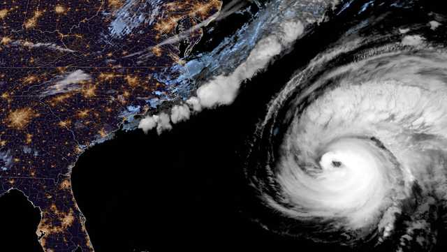 Powerful Hurricane Fiona roars by Bermuda, heads toward Canada - Vimarsana News